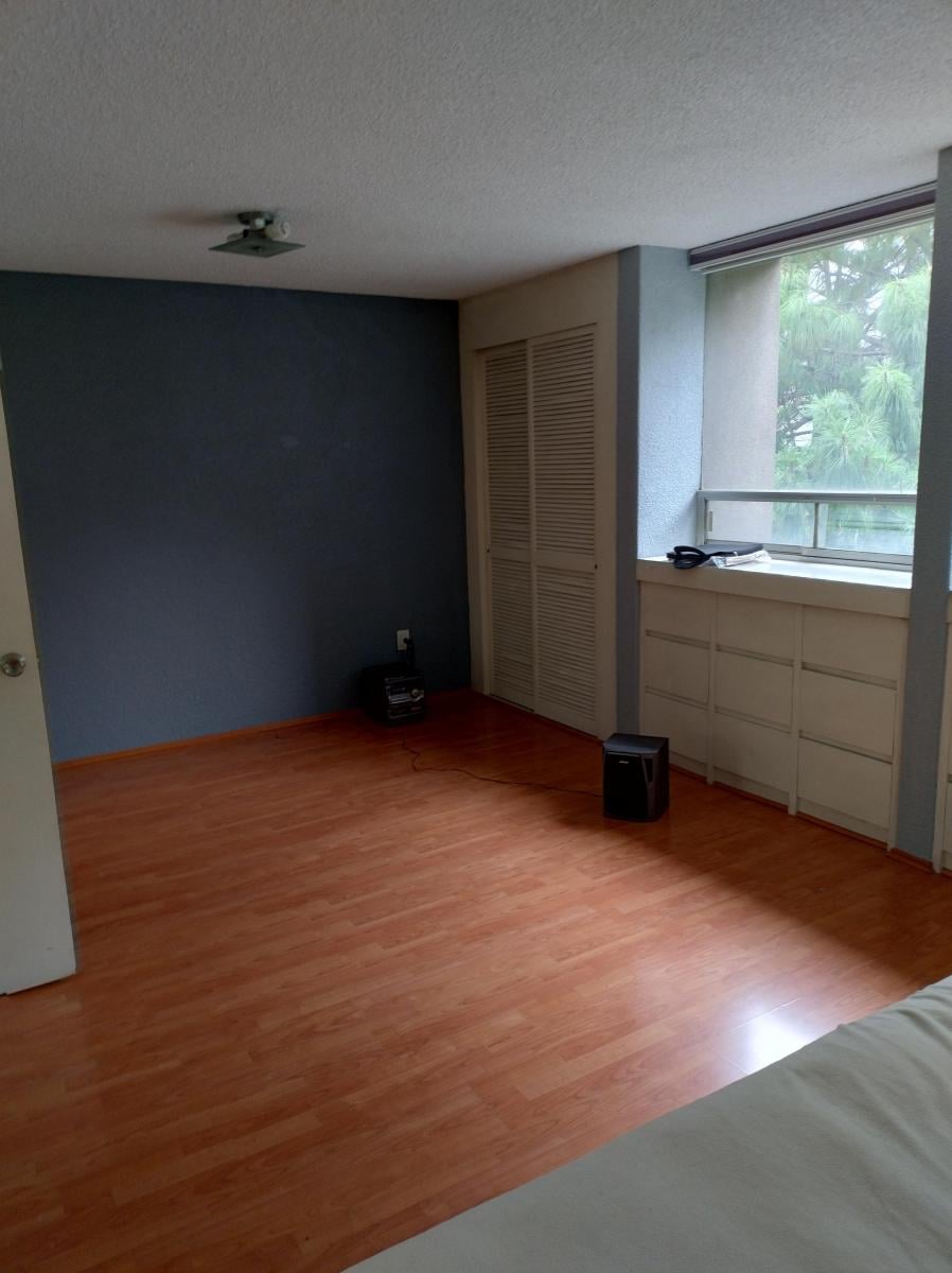 Recámara con piso de madera