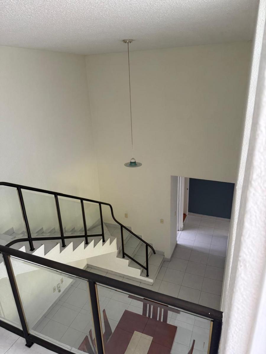 Escalera con barandal de herrería