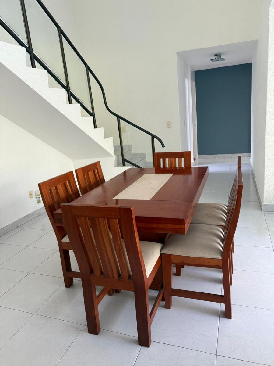Comedor junto a la escalera