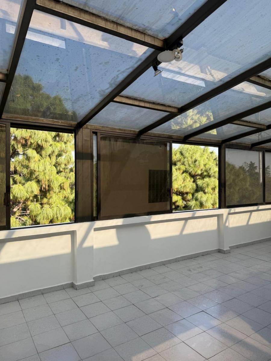Terraza amplia con vista al jardín