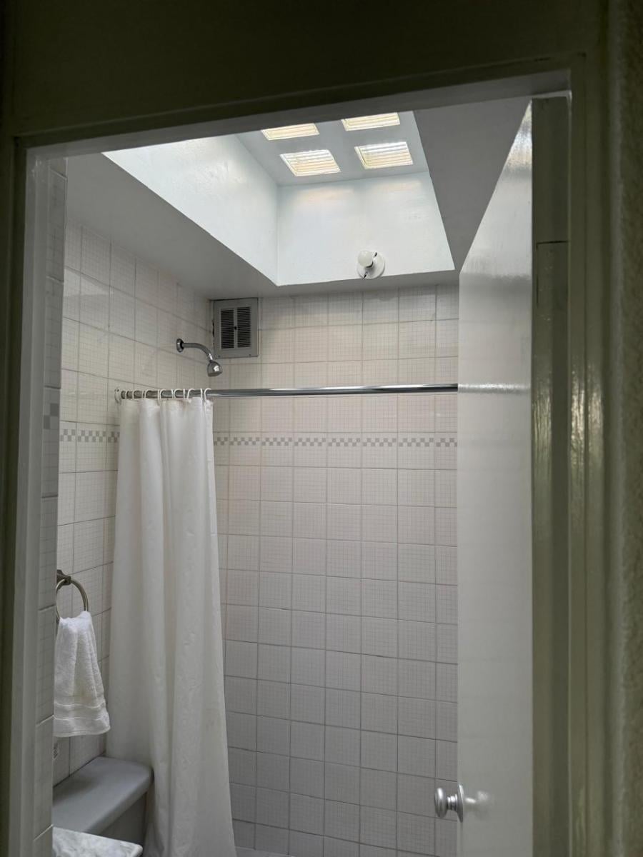 Baño con iluminación cenital