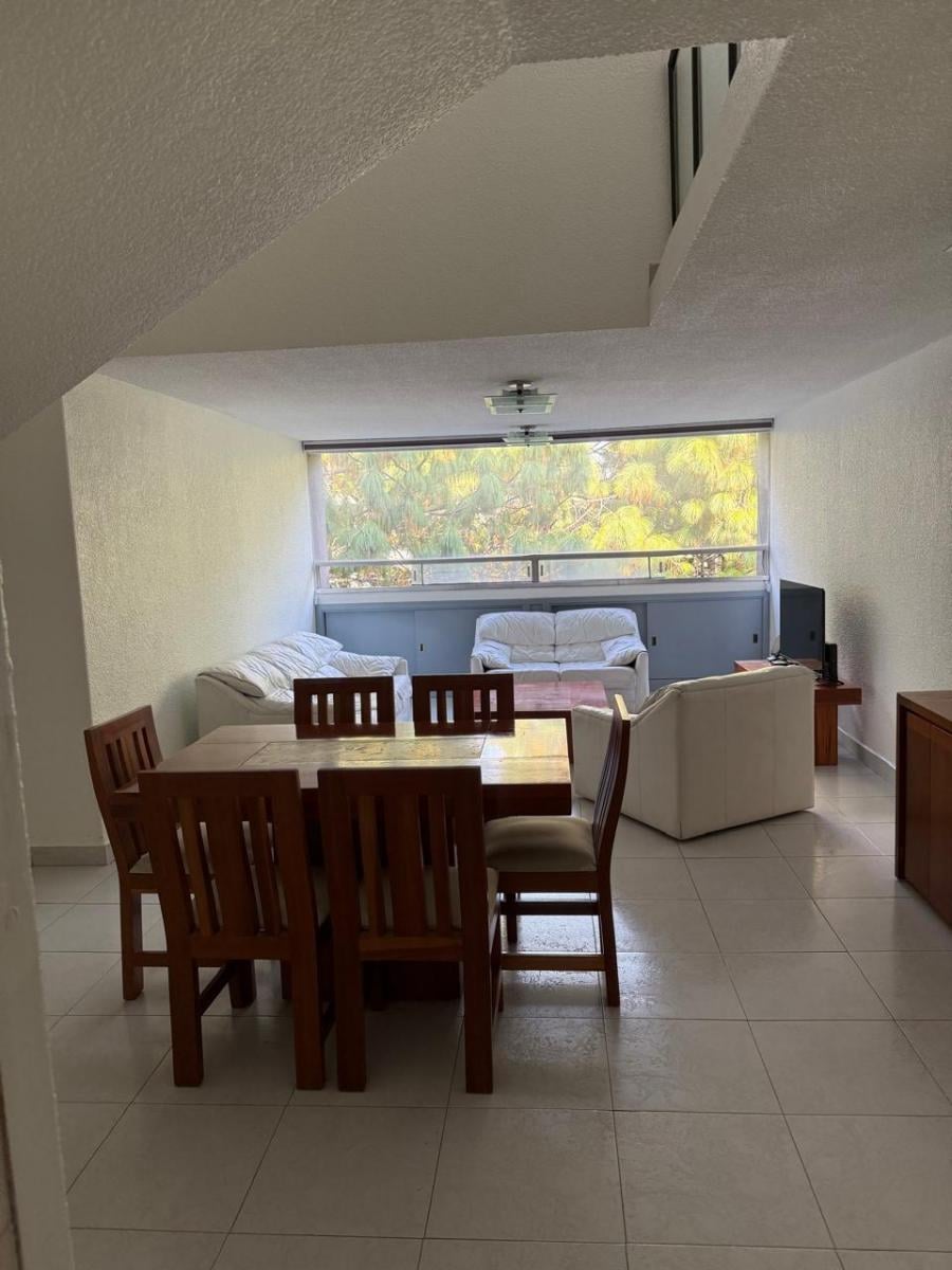 Comedor y sala al fondo